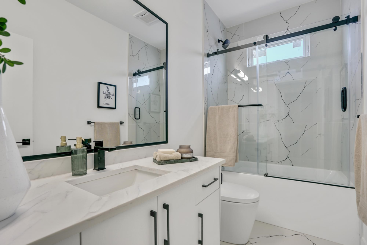 Bedroom 3 Photo of 15919 Russell Avenue, White Rock, BC