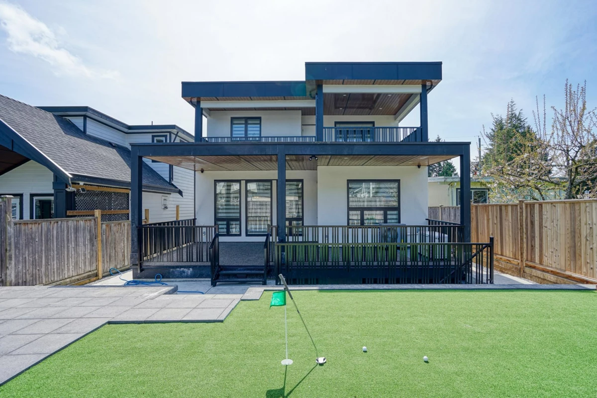 Entry Foyer Photo of 15919 Russell Avenue, White Rock, BC