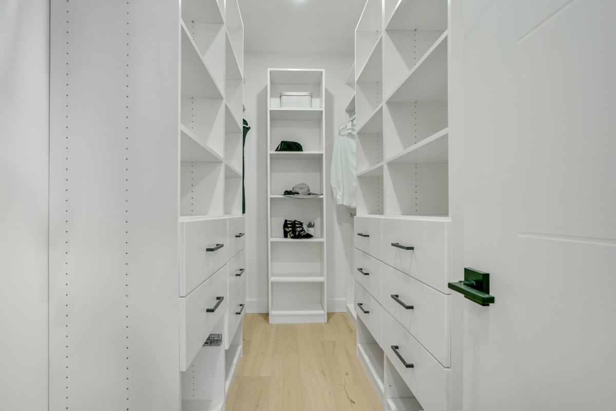 Guest Bathroom Photo of 15919 Russell Avenue, White Rock, BC