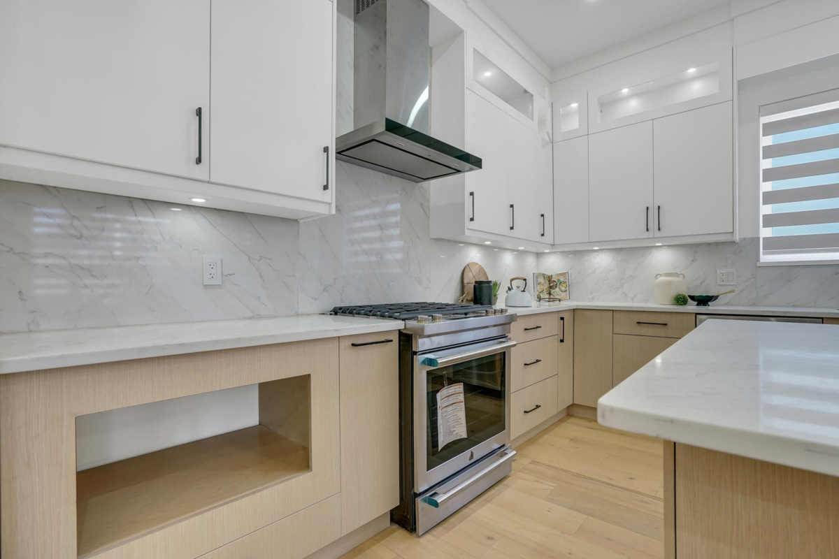 Kitchen Island Photo of 15919 Russell Avenue, White Rock, BC