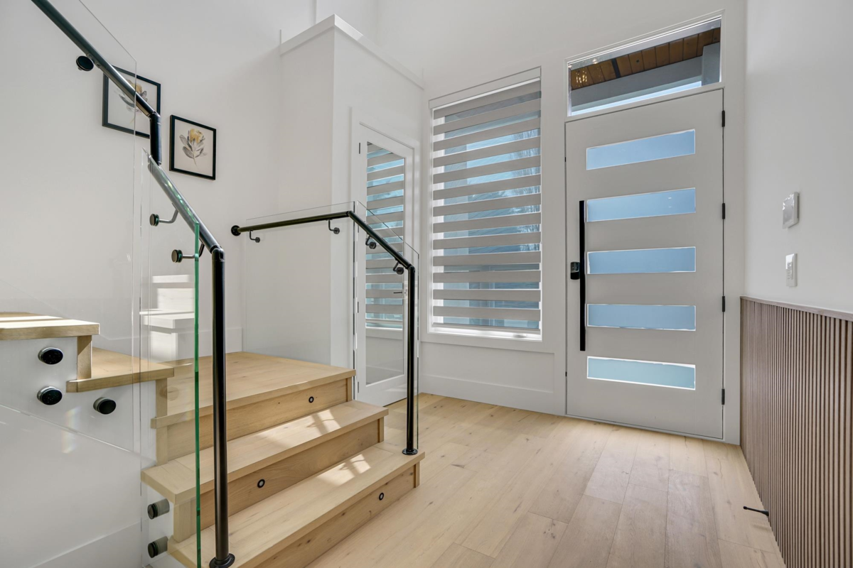 Kitchen Photo of 15919 Russell Avenue, White Rock, BC