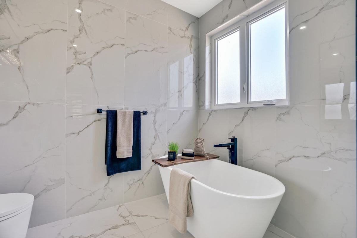 Powder Room Photo of 15919 Russell Avenue, White Rock, BC