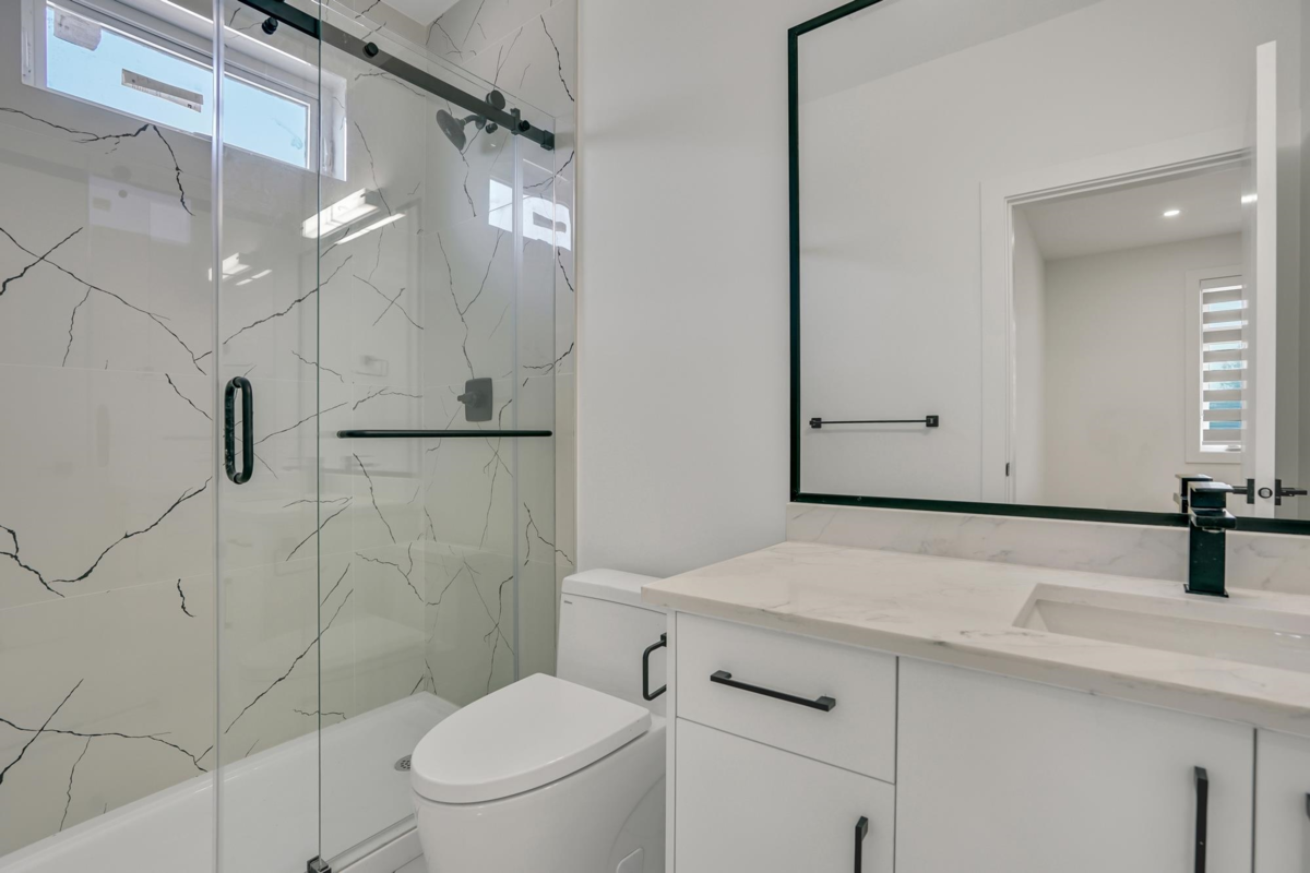 Walk-In Closet Photo of 15919 Russell Avenue, White Rock, BC