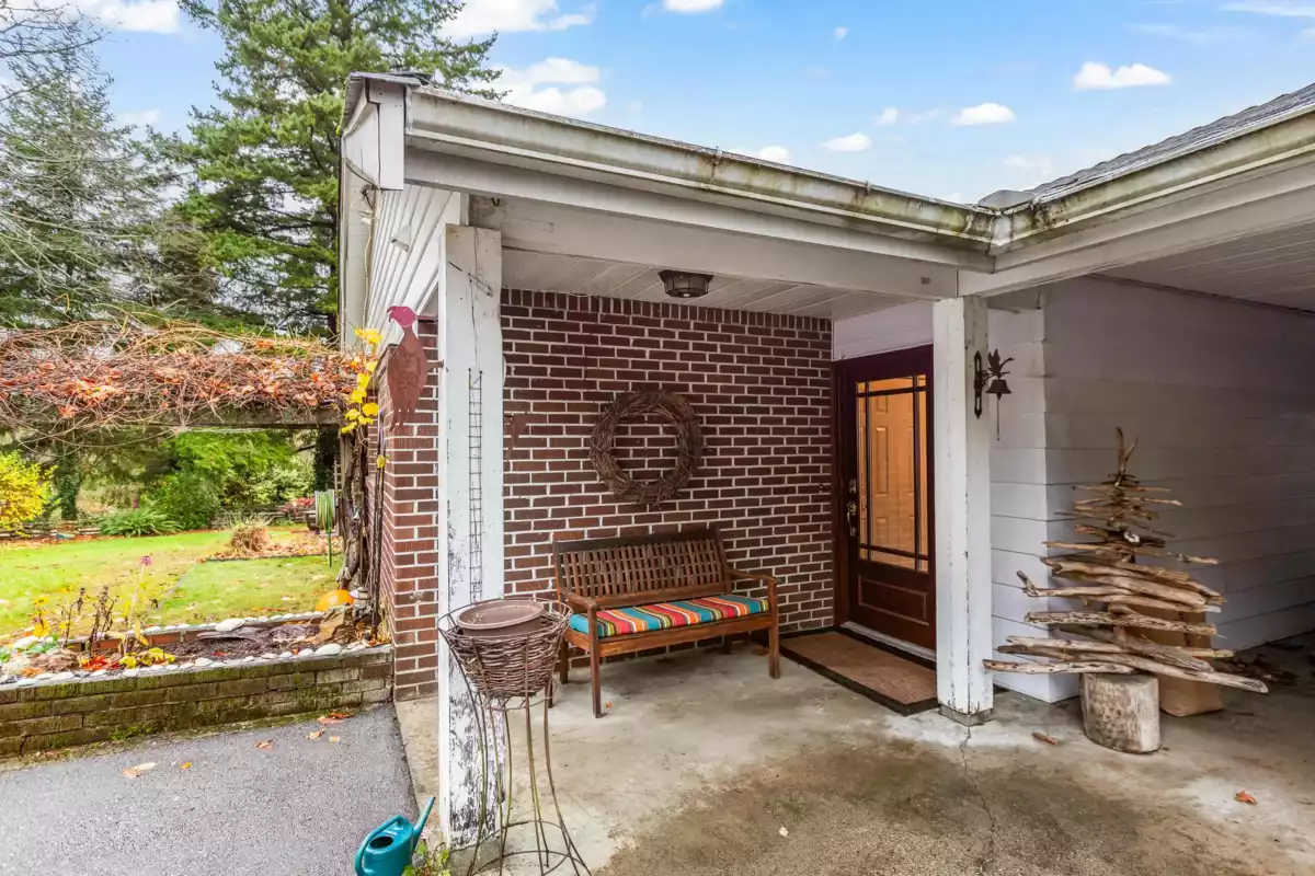 Kitchen Island Photo of 3010 Semiamhoo Trail, Surrey, BC