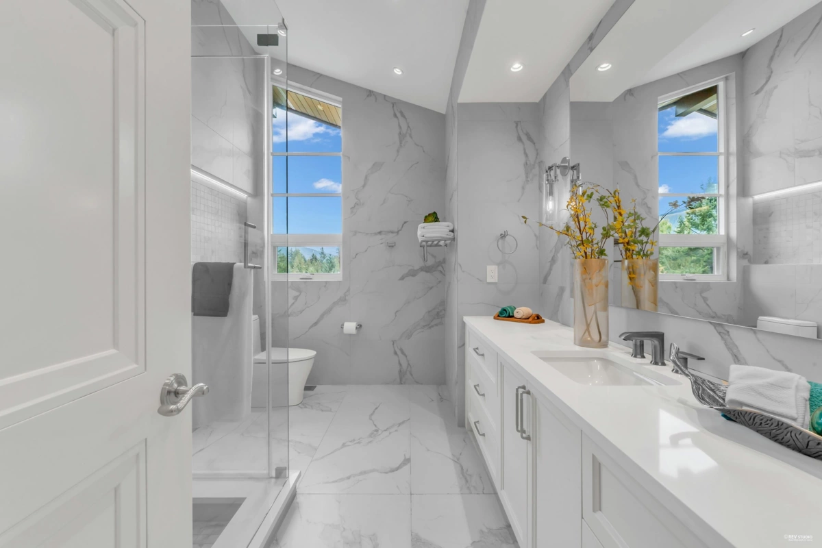 Backyard Photo of 565 Robin Hood Road, West Vancouver, BC