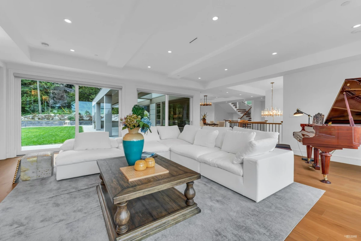 Dining Area Photo of 565 Robin Hood Road, West Vancouver, BC