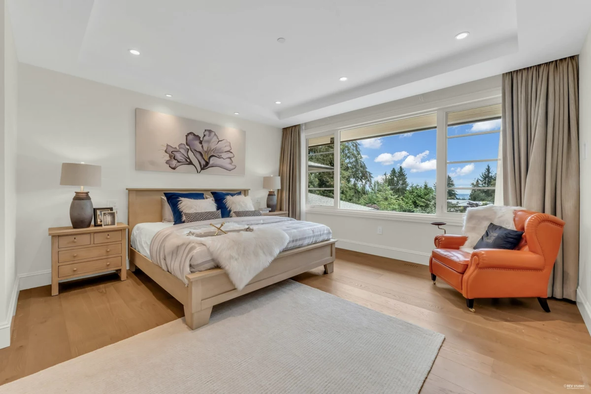 Entry Foyer Photo of 565 Robin Hood Road, West Vancouver, BC