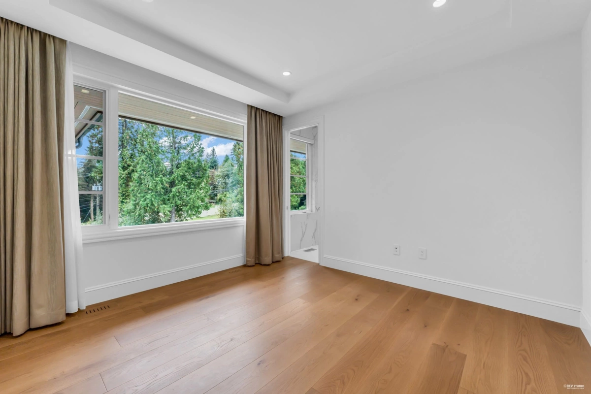 Front Yard Photo of 565 Robin Hood Road, West Vancouver, BC