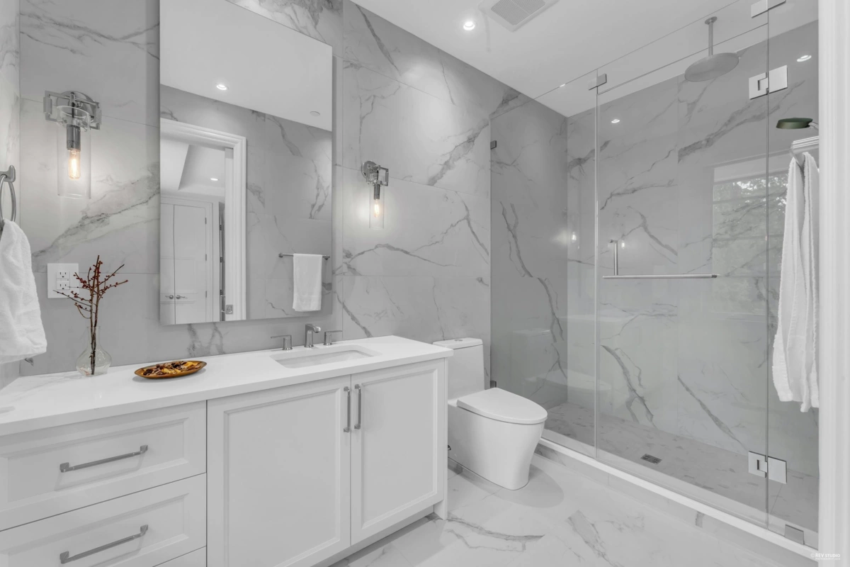 Garden / Landscaping Photo of 565 Robin Hood Road, West Vancouver, BC