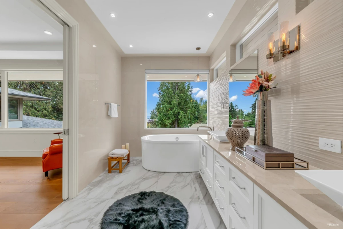 Hallway Photo of 565 Robin Hood Road, West Vancouver, BC