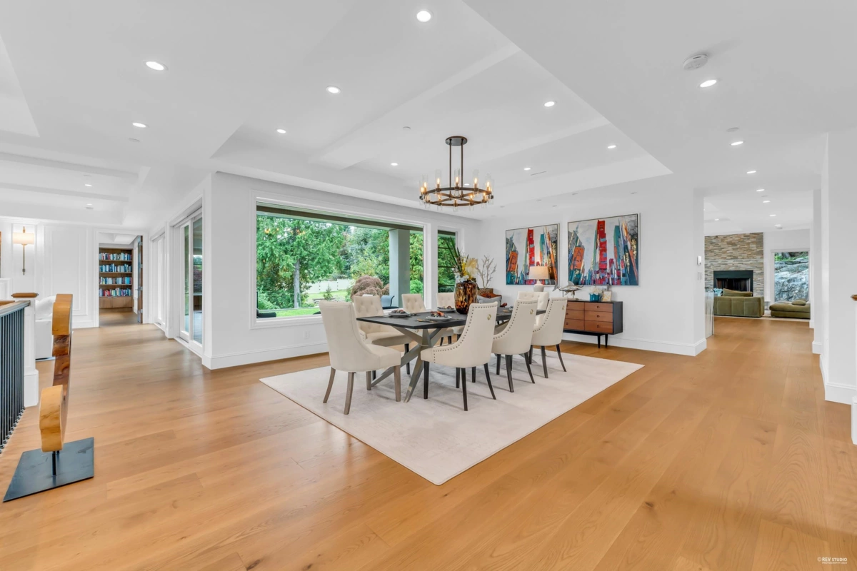 Kitchen Island Photo of 565 Robin Hood Road, West Vancouver, BC