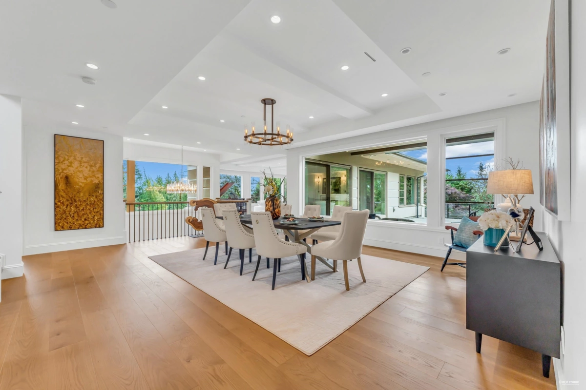 Kitchen Photo of 565 Robin Hood Road, West Vancouver, BC