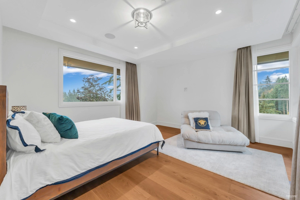 Outdoor Deck Photo of 565 Robin Hood Road, West Vancouver, BC