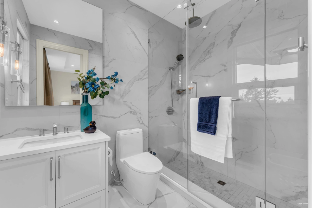 Outdoor Patio Photo of 565 Robin Hood Road, West Vancouver, BC