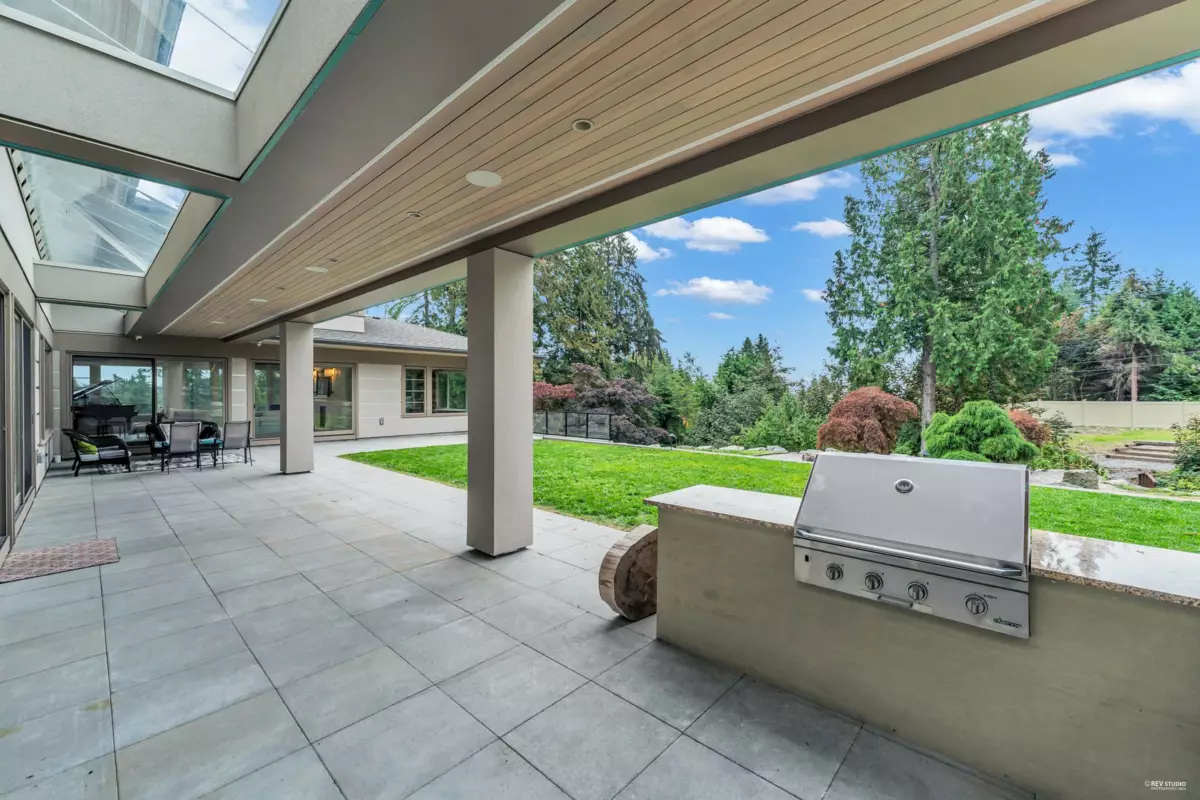 Powder Room Photo of 565 Robin Hood Road, West Vancouver, BC