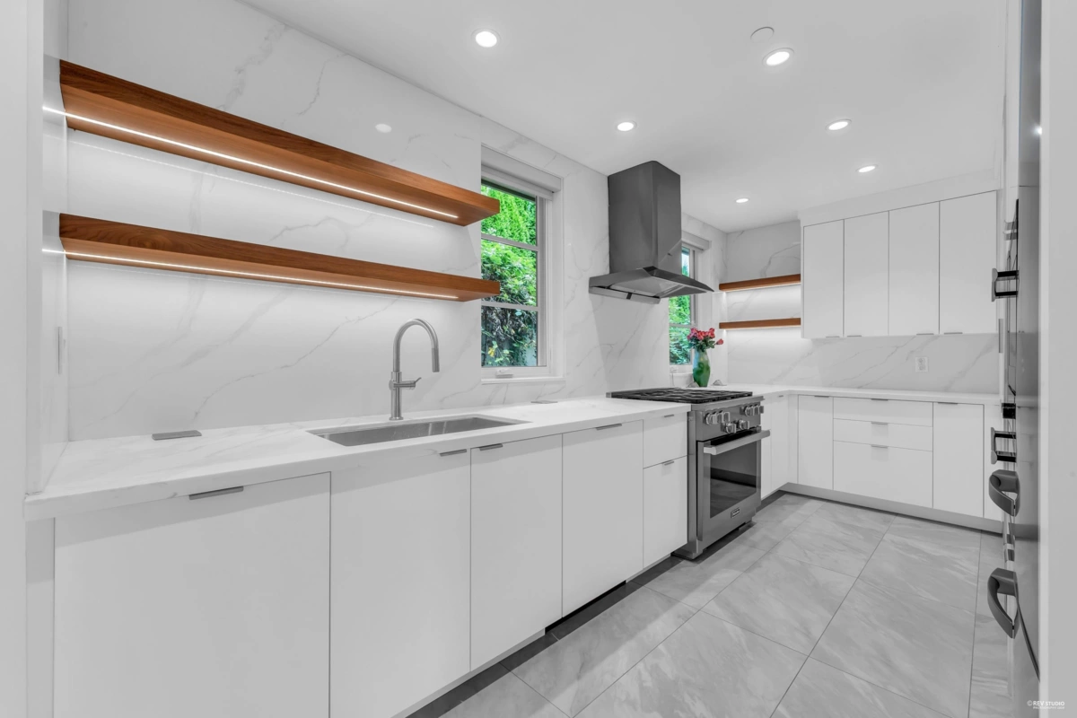 Primary Bathroom Photo of 565 Robin Hood Road, West Vancouver, BC