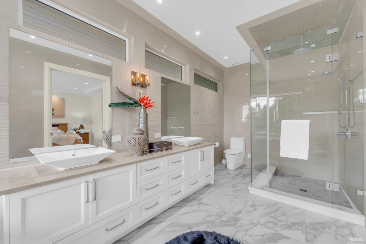 Staircase Photo of 565 Robin Hood Road, West Vancouver, BC