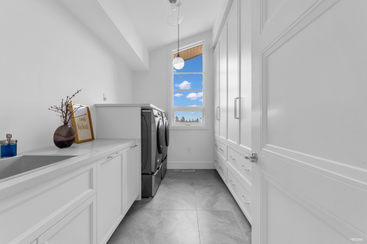 Swimming Pool Photo of 565 Robin Hood Road, West Vancouver, BC