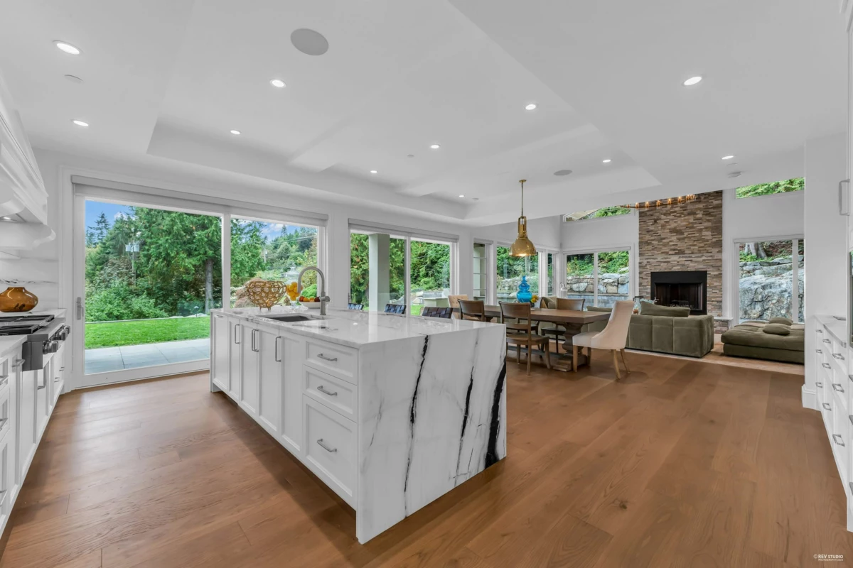 Walk-In Closet Photo of 565 Robin Hood Road, West Vancouver, BC