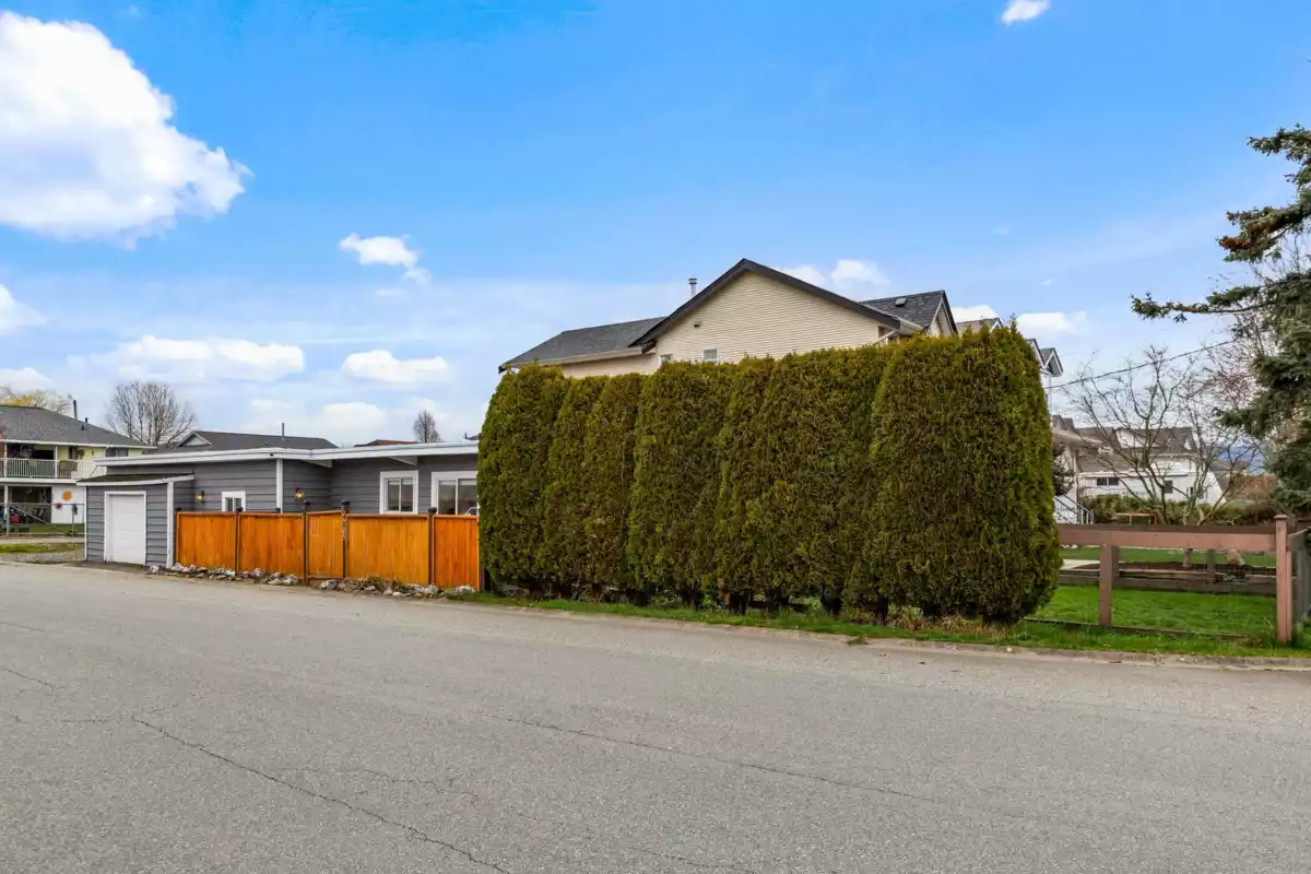 Living Room Photo of 34705 4 Avenue, Abbotsford, BC