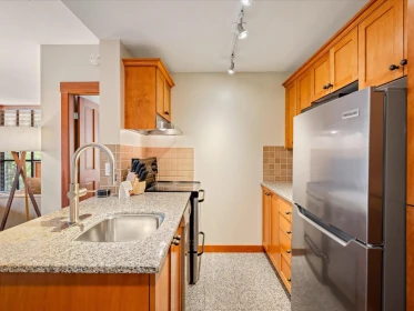 216 4320 Sundial Crescent, Whistler, BC, Whistler — Apartment/Condo for sale