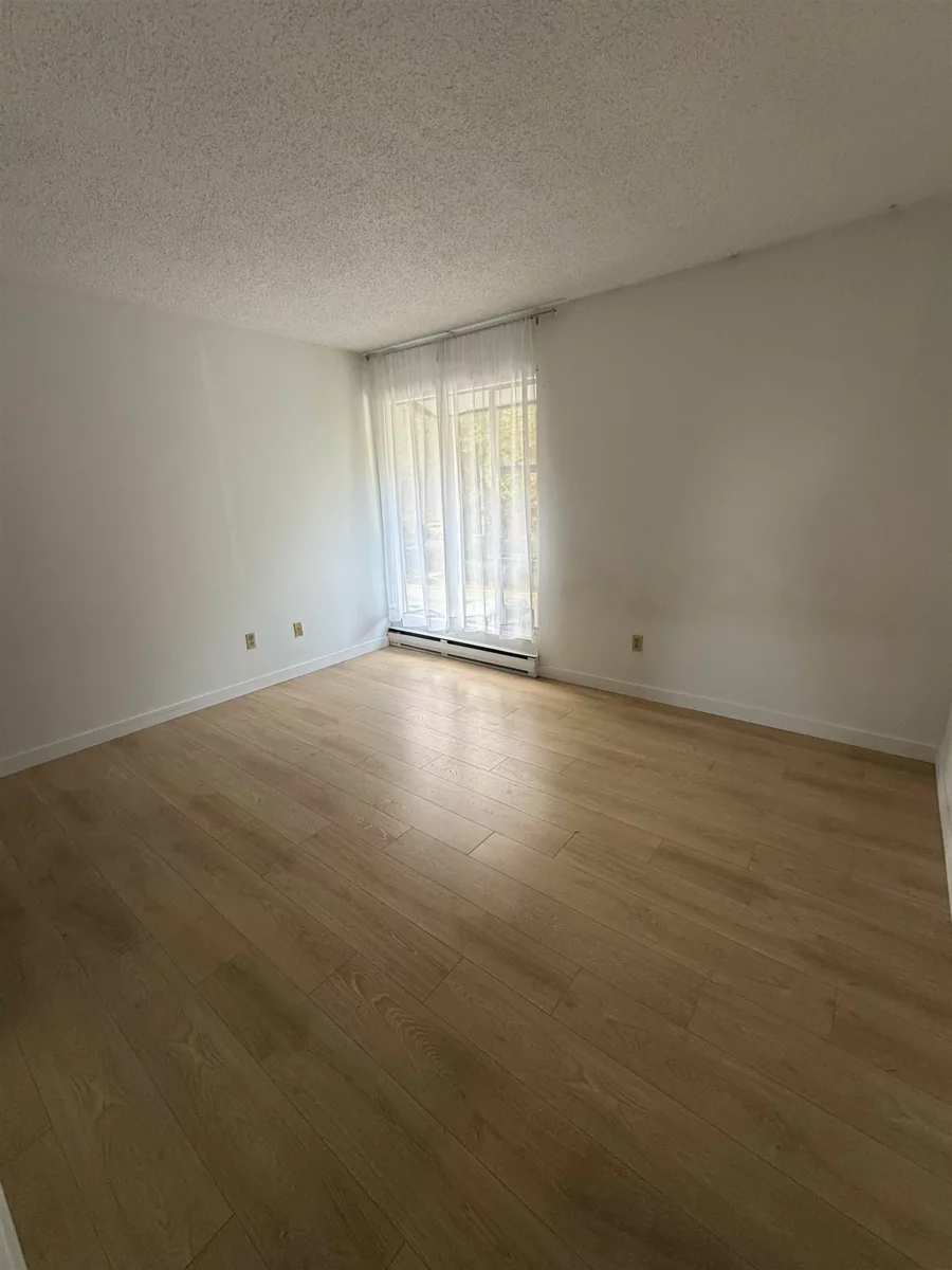 Kitchen Island Photo of 1924 Highview Place, Port Moody, BC