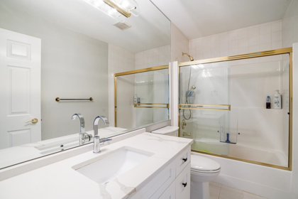 Hallway Photo of 18467 55 Avenue, Surrey, BC
