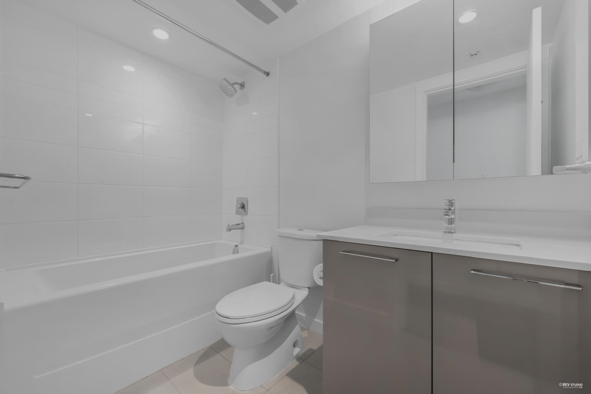 Hot Tub / Spa Photo of 1109 7708 Alderbridge Way, Richmond, BC