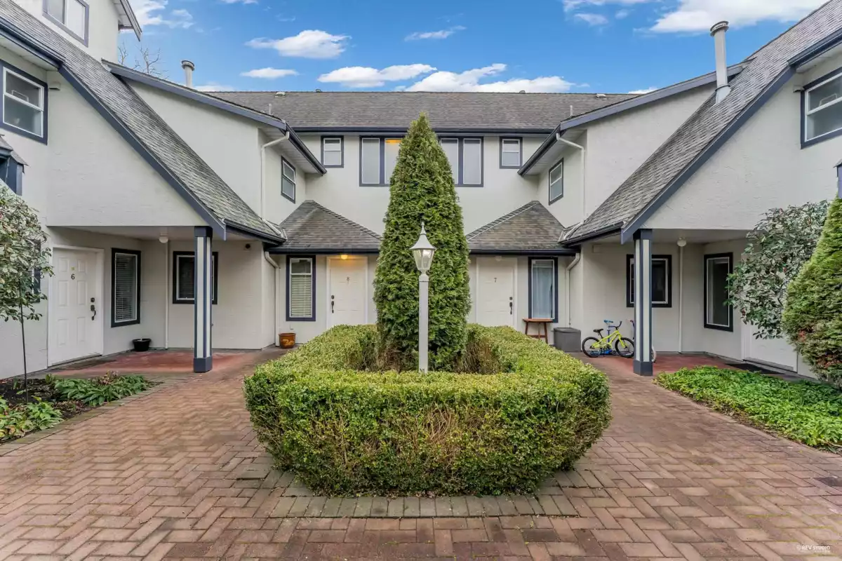 Living Room Photo of 8 4890 48 Avenue, Delta, BC