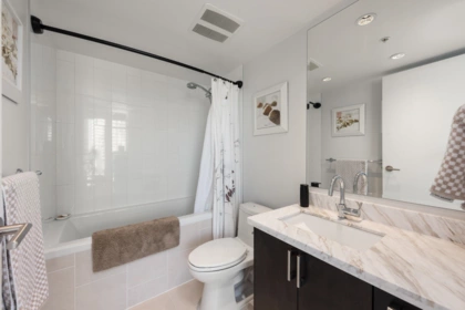 Powder Room Photo of 1202 1455 George Street, White Rock, BC