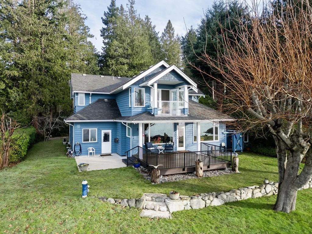 Family Room Photo of 1537 Mccullough Road, Sechelt, BC