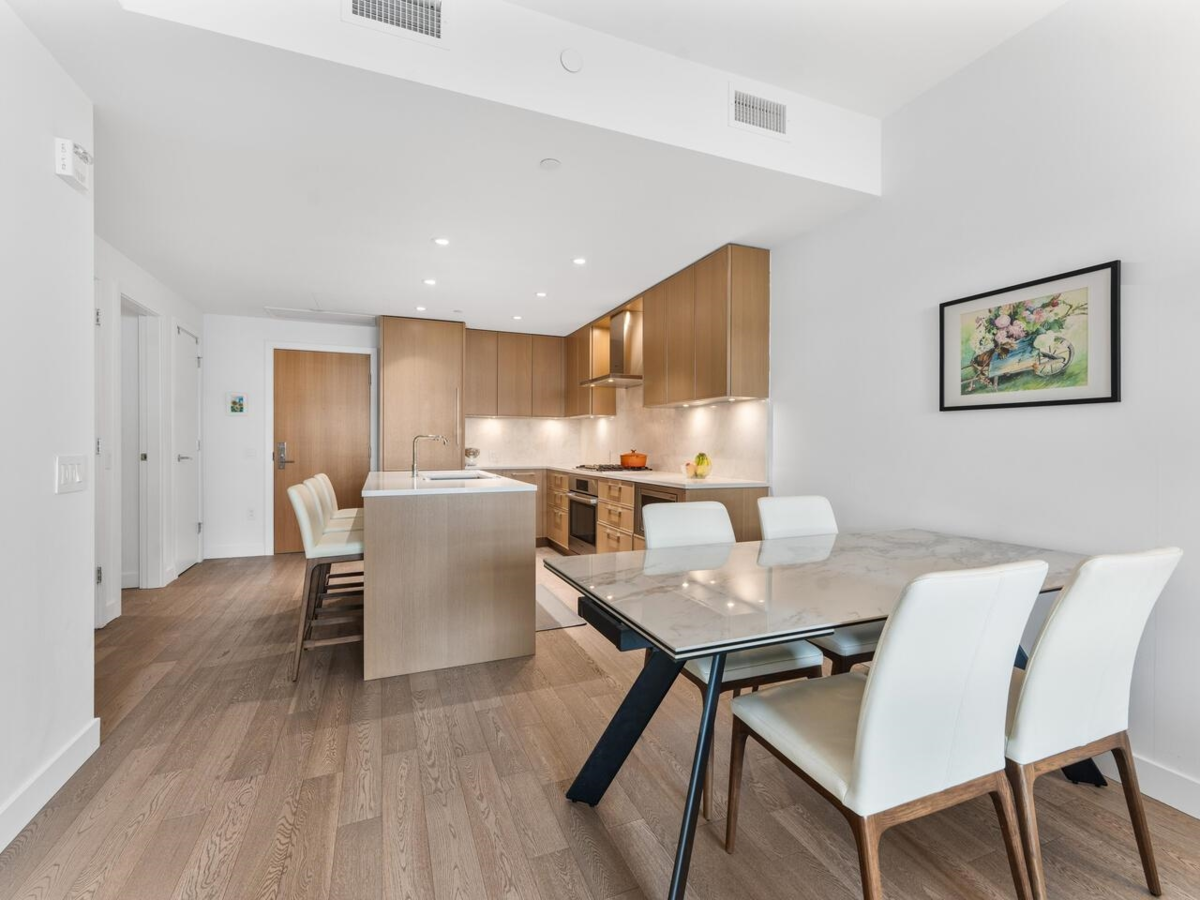 Kitchen Island Photo of 302 3220 Connaught Crescent, North Vancouver, BC