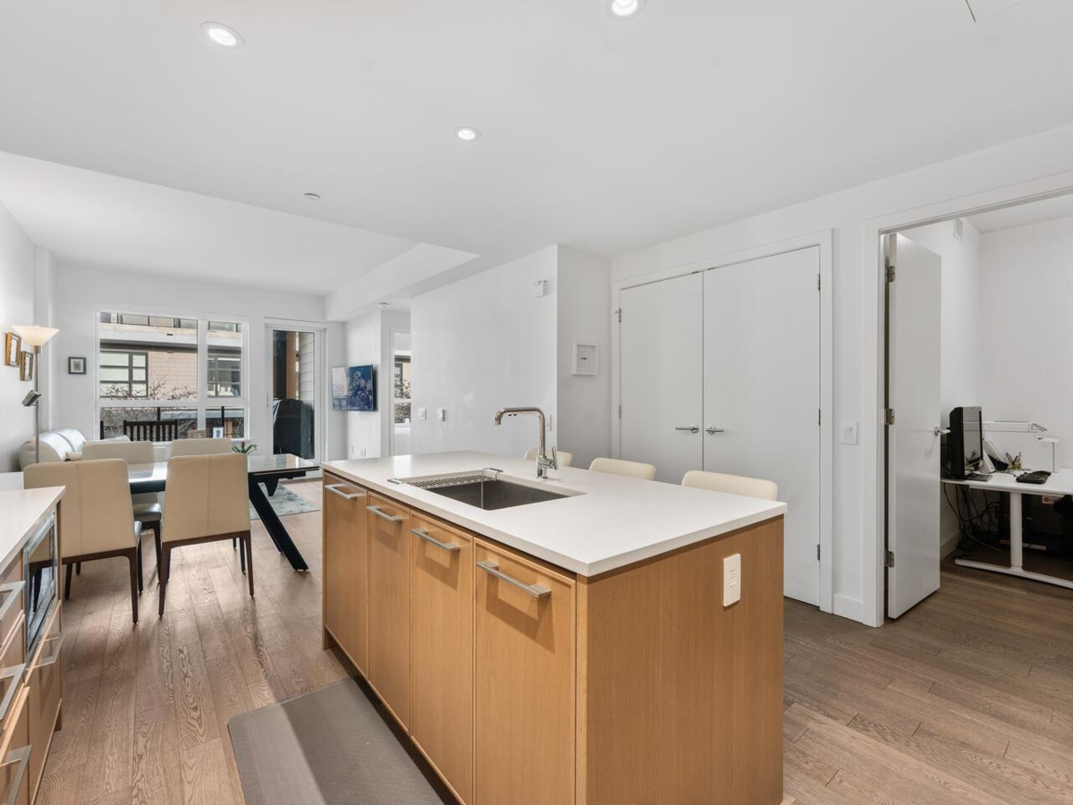 Kitchen Photo of 302 3220 Connaught Crescent, North Vancouver, BC