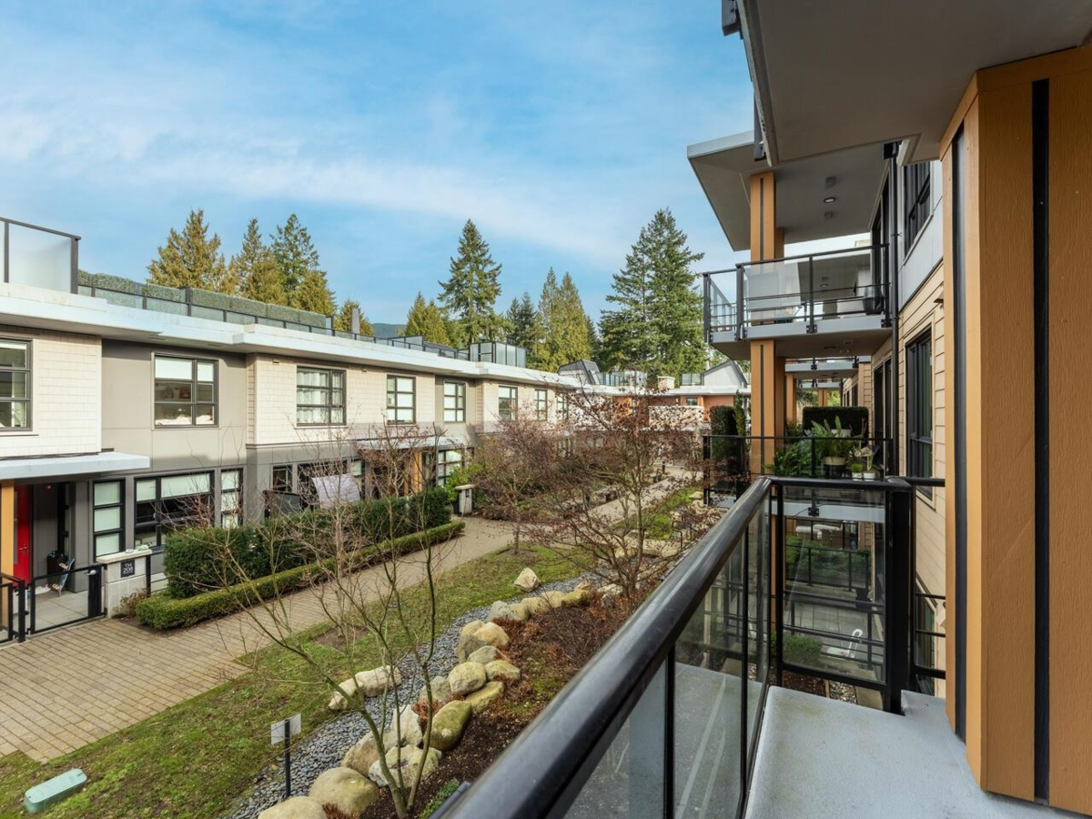 Powder Room Photo of 302 3220 Connaught Crescent, North Vancouver, BC