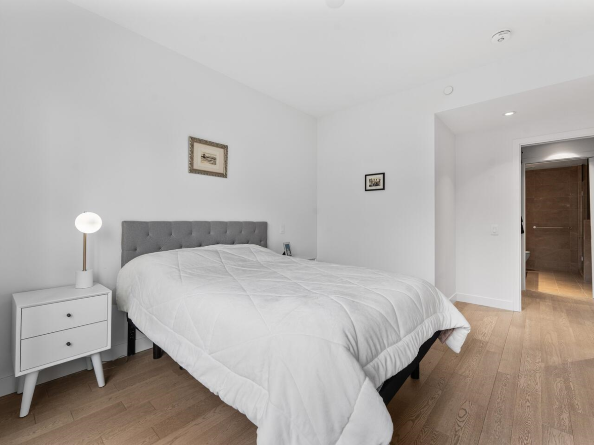 Primary Bathroom Photo of 302 3220 Connaught Crescent, North Vancouver, BC