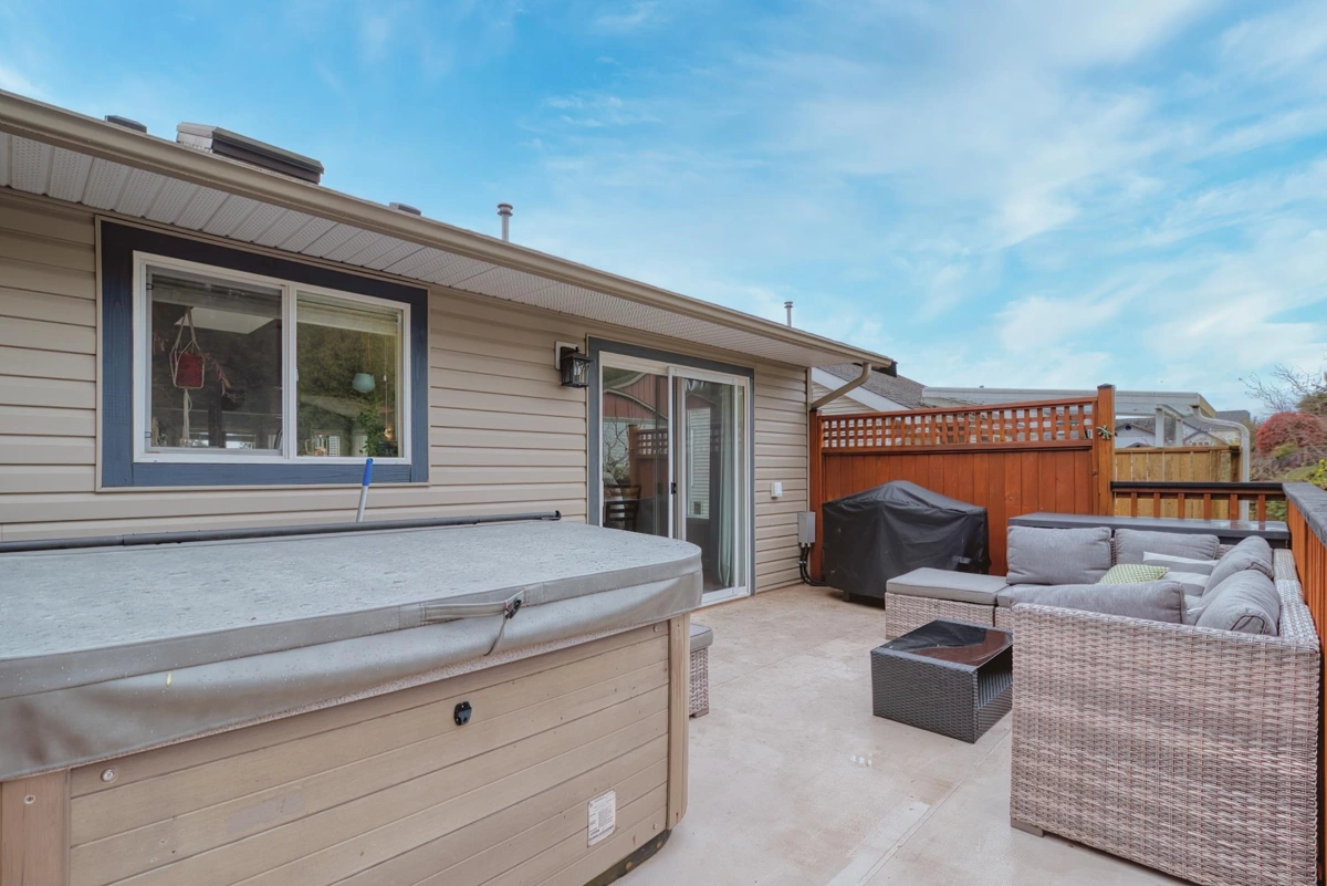 Walk-In Closet Photo of 6302 Jasper Road, Sechelt, BC