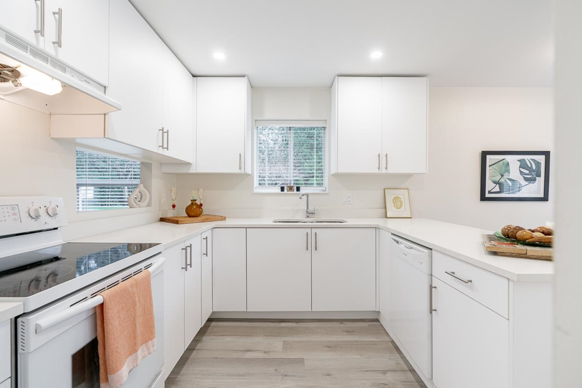 Kitchen Photo of 37 6537 138 Street, Surrey, BC