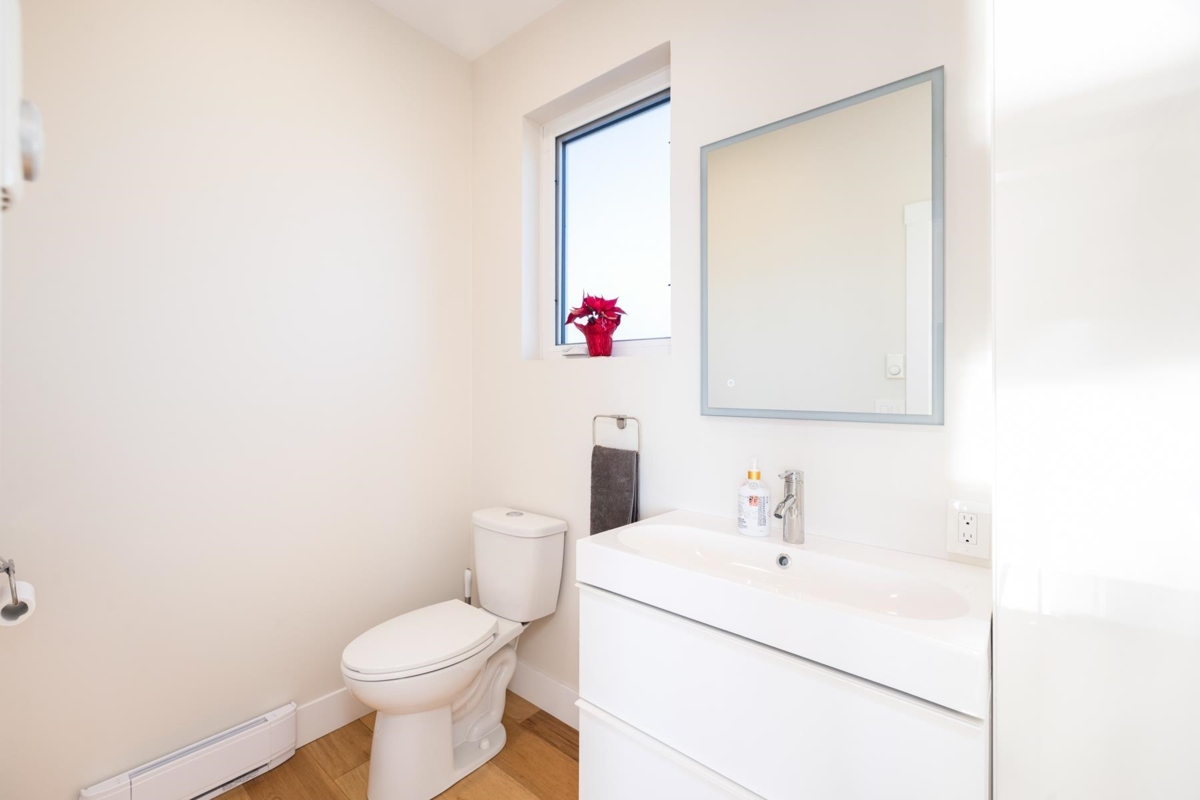 Entry Foyer Photo of JNW04 415 Esplanade W, North Vancouver, BC