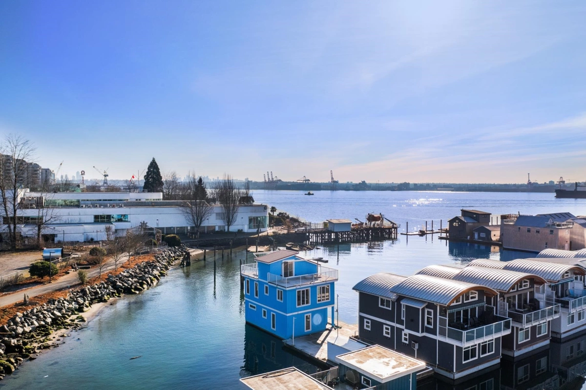 Front Yard Photo of JNW04 415 Esplanade W, North Vancouver, BC