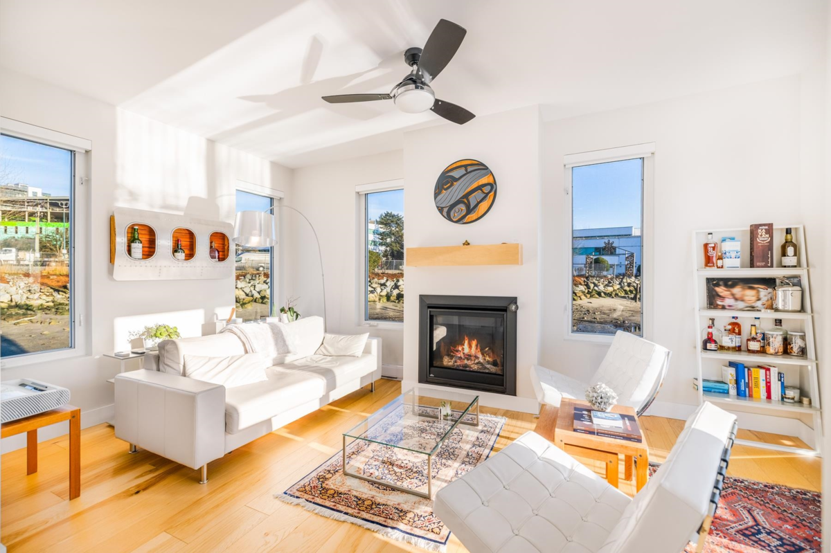 Primary Bathroom Photo of JNW04 415 Esplanade W, North Vancouver, BC