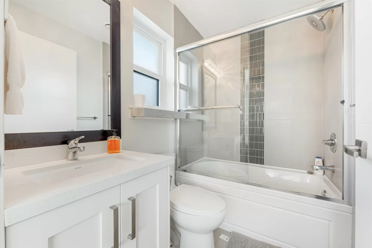 Primary Bathroom Photo of 7380 Ontario Street, Vancouver, BC