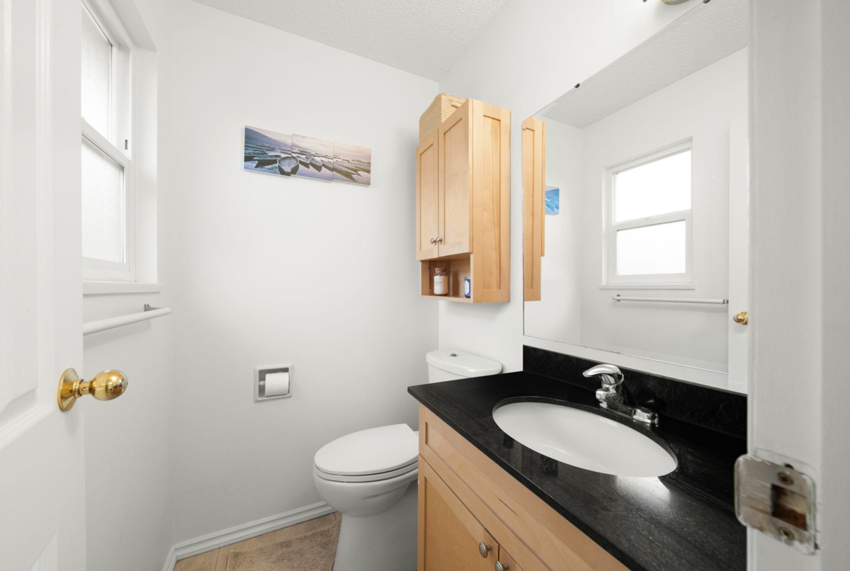 Powder Room Photo of 2622 Shaftsbury Avenue, Port Coquitlam, BC