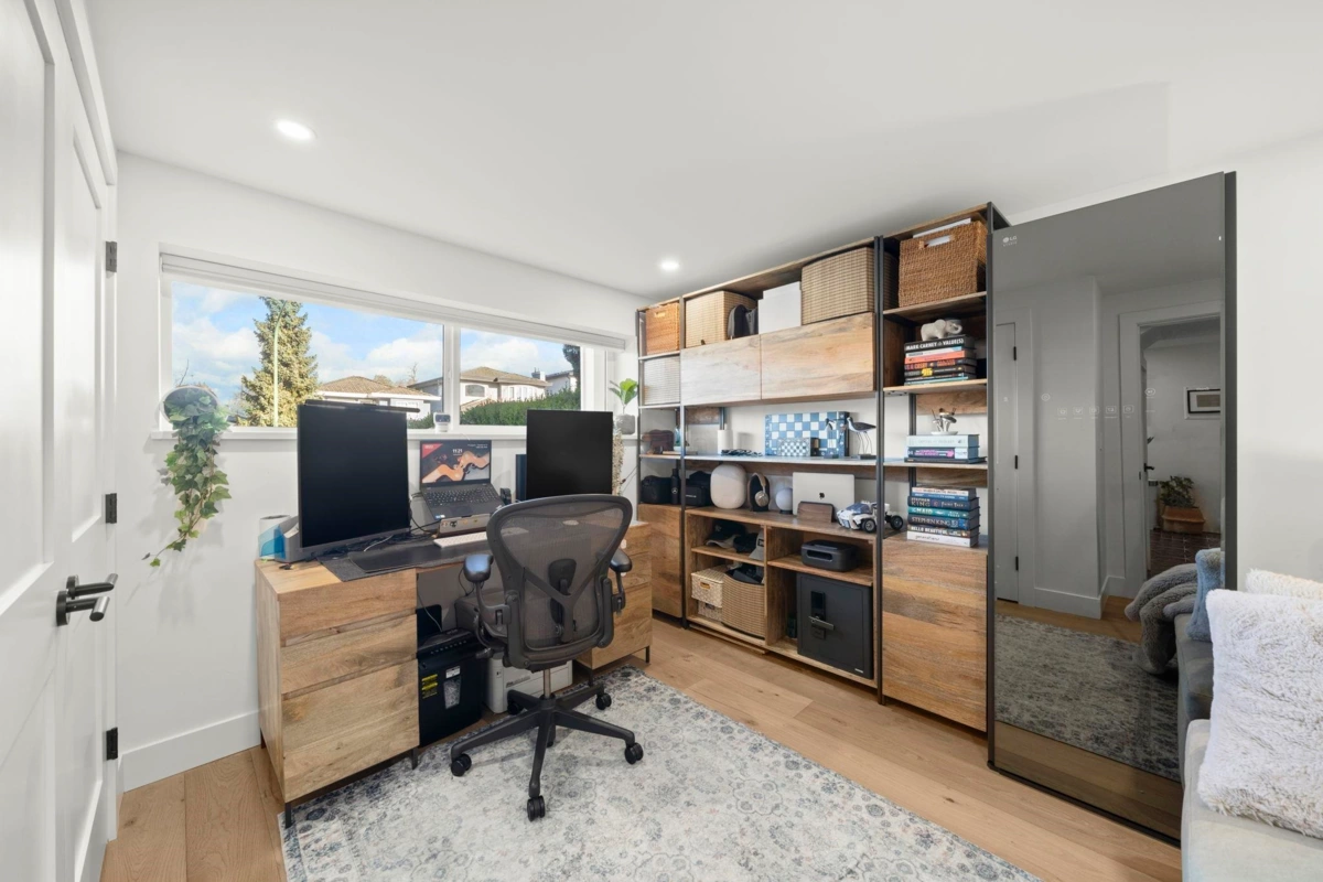 Entry Foyer Photo of 4740 Albert Street, Burnaby, BC