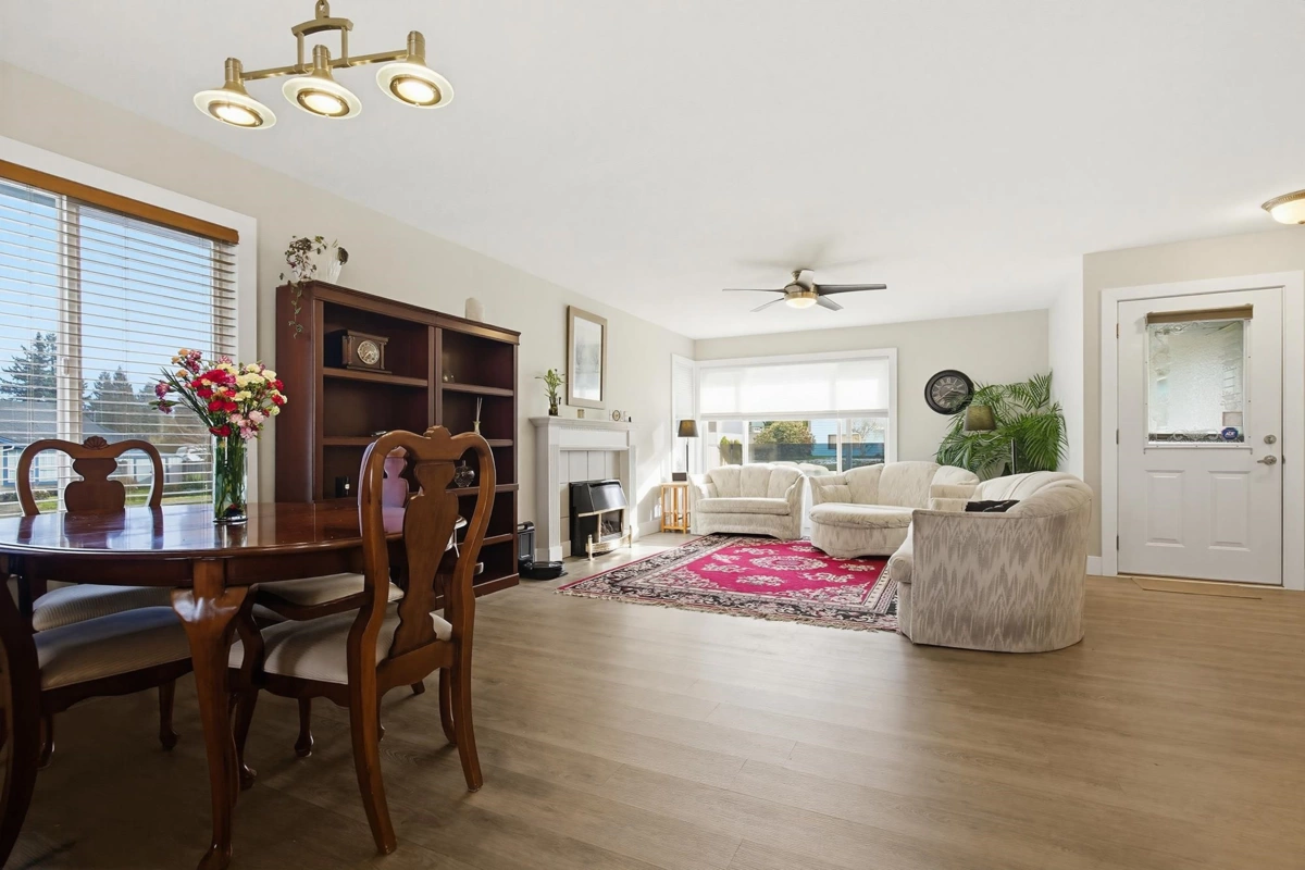 Breakfast Nook Photo of 33275 Cherry Avenue, Mission, BC