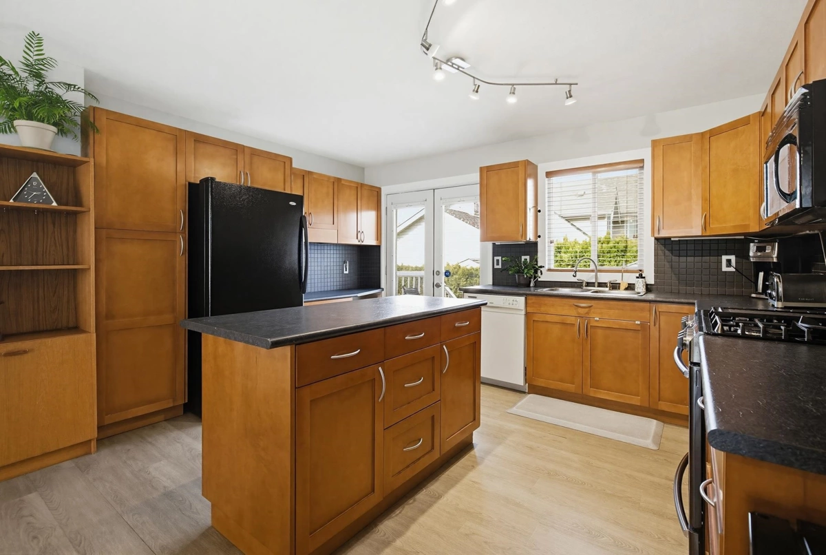 Dining Area Photo of 33275 Cherry Avenue, Mission, BC