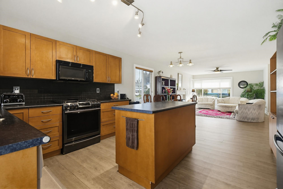 Family Room Photo of 33275 Cherry Avenue, Mission, BC