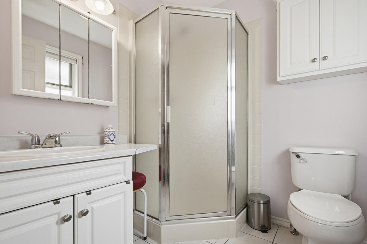 Hallway Photo of 33275 Cherry Avenue, Mission, BC