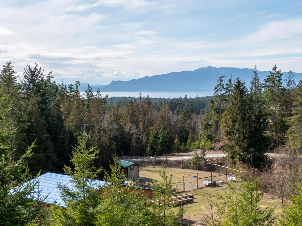 Family Room Photo of 9305 Stephens Way, Halfmoon Bay, BC