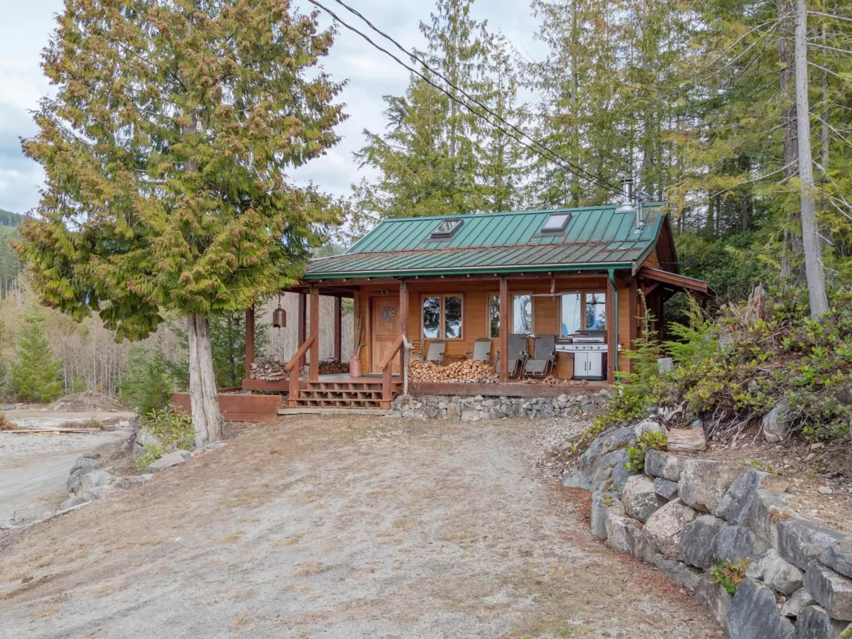 Guest Bathroom Photo of 9305 Stephens Way, Halfmoon Bay, BC