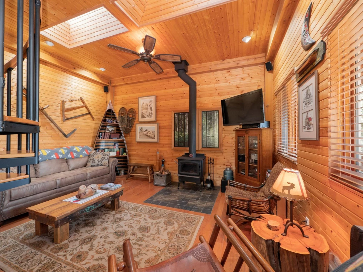 Kitchen Island Photo of 9305 Stephens Way, Halfmoon Bay, BC